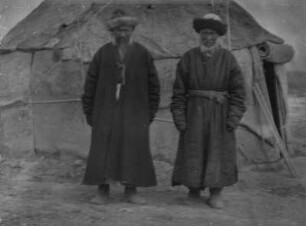 Männer aus Zentralasien : Portrait zweier Männer aus Zentralasien vor einer Jurte im Tian Shan Hochgebirge