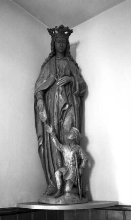 Statue der heiligen Elisabeth mit Bettler