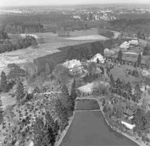 Villa (Ihlendieksweg): Luftbild: im Vordergrund kleiner Teich, im Hintergrund Wohngebiet Jäckbornsweg
