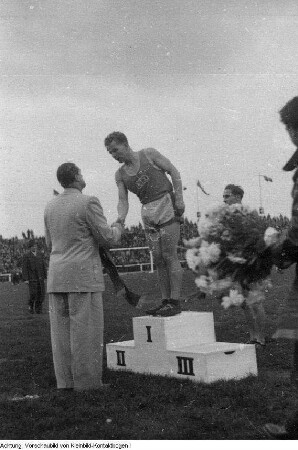 Dresden. Emil Zátopek, Olympiasieger im Marathonlauf 1952 in Helsinki, in Dresden zu Wettkämpfen in der Leichtathletik im Rudolf-Harbig-Stadion, Oktober 1950