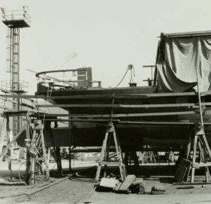 Dresden. Personen-Seitenraddampfer 'Diesbar' während der Reparaturarbeiten auf der Helling der Werft Laubegast : Dresden, Raddampfer Diesbar, Reparaturarbeiten auf Helling