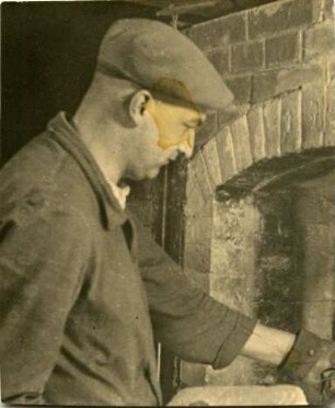 Egon Bregger am Keramikbrennofen