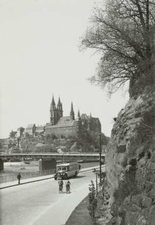 Meißen, Burgberg mit Dom und Albrechtsburg von Südosten über die Elbe