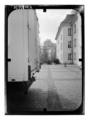Berlin-Köpenick. Schloß (1677-1681; R. v. Langerfeld). Hofansicht