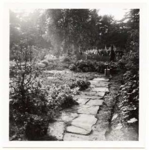 Garten Hermann Leinweber, Berlin-Schlachtensee: Plattenweg und Mauern im Sommergarten