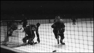 Garmisch-Paartenkirchen: Eisstadion, Eishockey Länderspiel, Deutschland gegen UdSSR, 0:13, Wettspiel