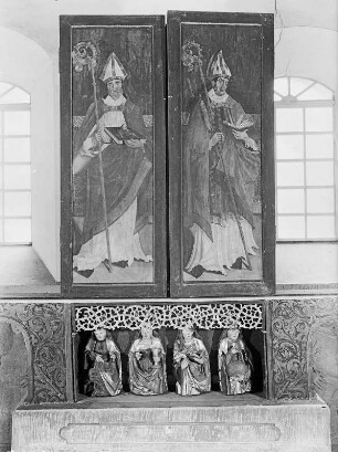 Flügelaltar. Kirche Ponickau : Flügelaltar geschlossen mit Hl. Nikolaus, Hl. Erasmus und Predella. Holz, geschnitzt, gefaßt, z.T. vergoldet. 1511 (Malerei Pancratius Grueber). Kirche Ponickau