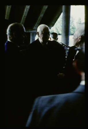 Heuss vor Kongresshalle 19.6.59.