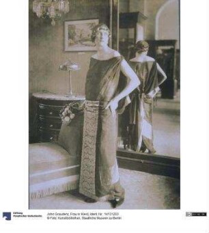 Frau in Kleid