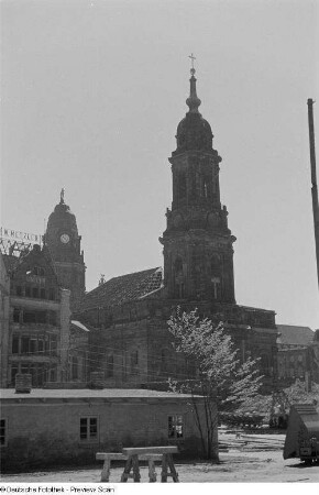 Blick auf Kreuzkirche und Rathaus vom Altmarkt aus