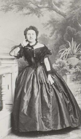 Porträt Bianka Blume (1843-1896; Sängerin). Albuminabzug auf Karton (Carte-de-visite mit Atelieraufdruck recto)