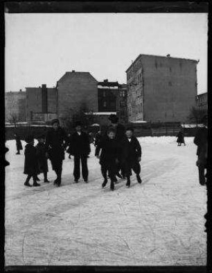 Ohne Titel (Eisbahn vor Zilles Haus)