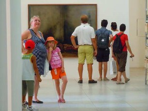 Venedig - Besucherin der Biennale : Besucherin mit Kindern betrachtet zeitgenössische Kunstwerke in der Biennale von Venedig. Aufgenommen am 6. August 2011