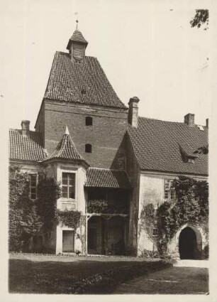 Westpreußen. Schloß Schönberg. Innenhof mit Uhrturm und Favoradschem Flügel
