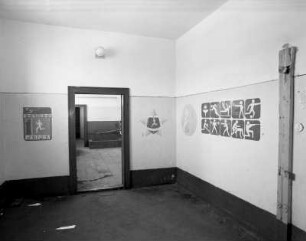 Ehemalige Kaserne der Sowjetarmee. Dienstraum (ohne Inventar), an der Wand Piktogramme für verschiedene Sportarten : Dresden-Albertstadt, Königsbrücker Straße 88. Ehemalige Kaserne der Sowjetarmee. Dienstraum (ohne Inventar), an der Wand Piktogramme für verschiedene Sportarten
