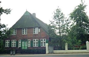 Alte Dorfstraße 11: Fachwerkhaus mit Reetdach: giebelständige Straßenfront Wohntrakt mit Eingangstür
