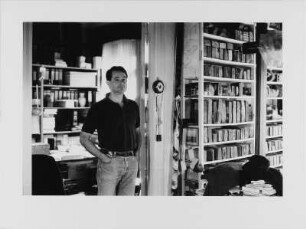 Der Fotograf Karl-Ludwig Lange in seiner Wohnung mit der Ziegelsammlung