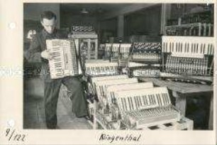 Musikinstrumentenfabrik Klingenthal - Akkordeons in der Endkontrolle