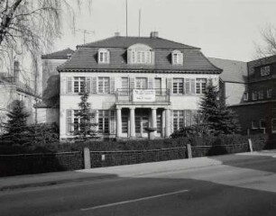 Neukirch, Fabrikantenvilla : Neukirch (Kreis Bautzen), Fabrikantenvilla der Zwiebackfabrik, Hauptstraße 66, um 1915, Straßenfront