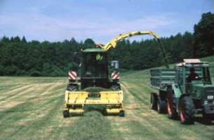 Fotografie: Ernteverfahren, Grassilage, Feldhäcksler selbstfahrend, Parallelverfahren