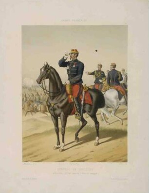 Divisionsgeneral in Felduniform, Mütze und Orden zusammen mit zwei Stabsoffizieren, alle zu Pferd vor reitender Kavallerie und Geschützgespann