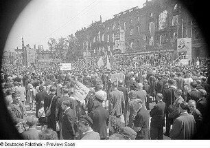 Aufnahmen von den Feierlichkeiten zum 1. Mai 1946 in Berlin : Mai-Kundgebung vor der Tribüne am Berliner Schloss