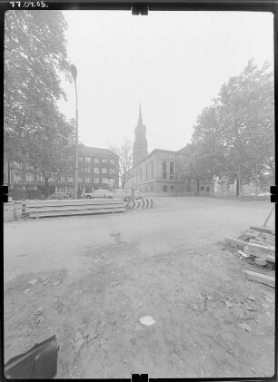 Dresden-Neustadt, Straße der Befreiung (Hauptstraße(). Ruine der Dreikönigskirche. Ansicht von Süden
