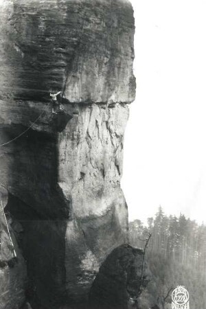 Böhmische Schweiz, Elbtal, rechtes Ufer (Labské údolí, Pravý břeh). Kastenturm (Skříň). Seilschaft Paul Schöne an der Nordostkante des Alten Weges (VIIa)