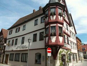 Stadtbild-Apotheke (seit 1726-Haus erbaut um 1550)-Ansicht von Südwesten mit doppelstöckigem Eckerker (Fachwerk) in Übersicht
