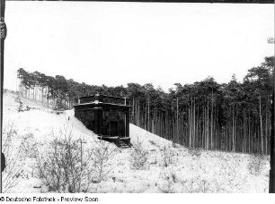Dresden-Trachau. Wasserwerk-Trachau. Kopfbau am Hang (erb. 1900) mit Kiefern