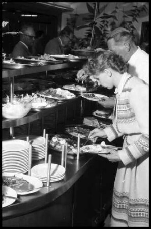 Grossenbrode: Gäste am Buffet [auf der Fähre]