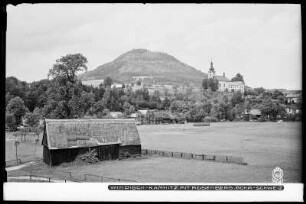 Böhmische Schweiz, Windisch-Kamnitz mit Kirche, Blick zum Rosenberg (R?žovský vrch)