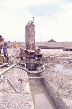 Bau des Wehrs der Staustufe Iffezheim/Rhein