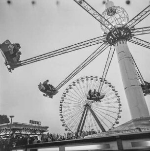 Fahrgeschäft im Kulturrpark im Plänterwald, 1969. SW-Foto © Kurt Schwarz.