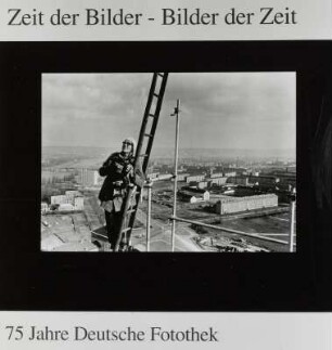 Rücktafel: Der Fotograf Walter Hahn beim Fotografieren des Goldenen Mannes auf dem Dresdener Rathausturm