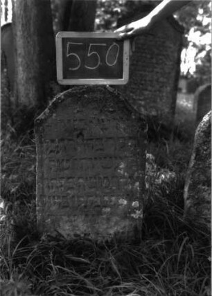 Grabstein 550 (Index: 100102529) Material: Sandstein Zustand: teilweise stark verwittert, teilweiser Textverlust Maße HxBxT: 72x41x7 cm Beschreibung: Stele, Konvexbogenabschluss, Schriftfeld eingetieft: Grabstein 550