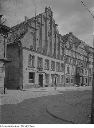 Stralsund. Wohnhaus mit Bärenapotheke (1638) in der Badenstraße