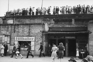 Berlin (West). "Zaungast der Luftbrücke". Zuschauer beobachten vom Dach eines Flachbaues am Flughafen Tempelhof (nicht im Bild sichtbare) Transportflugzeuge ("Rosinenbomber")