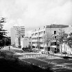 Mewesstraße: Gebäude des Amtes Bad Oldesloe Land: Ansicht der Südfassade von Nordwesten, links im Hintergrund die Kreuzung mit der Brunnenstraße rechts, der Kurparkalle geradeaus und dem Sülzberg links