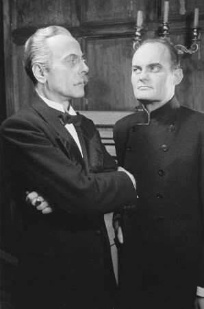 Szenenbilder aus dem Drama "Ein Inspektor kommt" von John Bonyton Priestley im Theater am Schiffbauerdamm Berlin : Szene mit Ernst Waldow als Arthur Birling (links) und Alfred Schieske als Inspektor Goole (rechts)