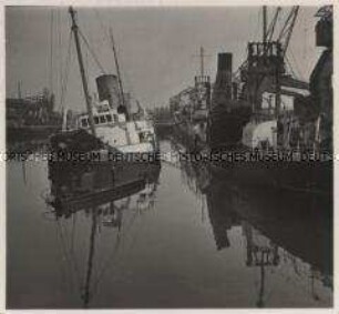 Wehrmachtssoldaten, Zerstörtes Dieppe, Der im Hafen zusammengefahrene, zerstörte und versenkte Schiffspark, darunter ein englischer Truppentransporter