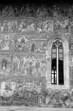 Moldaovita: Klosterkirche, Außenmalerei, Südseite mit Fenster mit "Belagerung Konstantinopels"