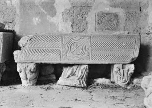 Sarkophag mit Christusmonogramm