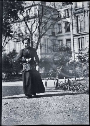 Paris. Frau im Jardin de l'avenue Foch