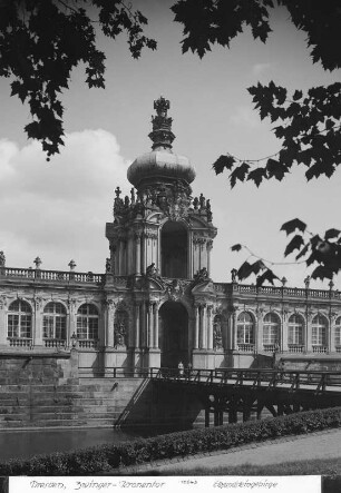 Dresden-Altstadt. Zwinger (1709-1728, M. D. Pöppelmann, B. Permoser). Langgalerie mit Kronentor. Ansicht über den Zwingergraben