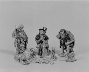 Drei Hirten mit Hunden und Schafen : Weihnachtskrippe. Drei Hirten mit Hunden und Schafen. Keramik, glasiert (1. H. 20. Jh.; wohl K. Feuerriegel)