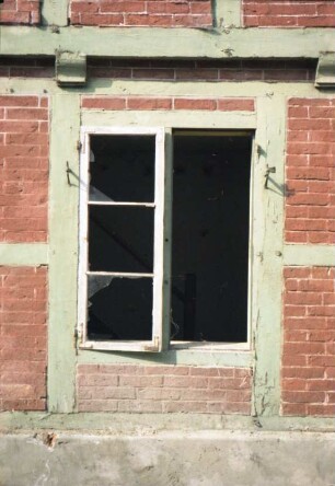 Hindenburgstraße 14: Detailaufnahme: Sprossenfenster: Vorkragung