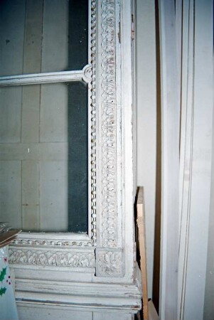 Schloss Ahrensburg: Innenansicht: Abstellraum: Vitrinenschrank, Detailaufnahme: August 1994