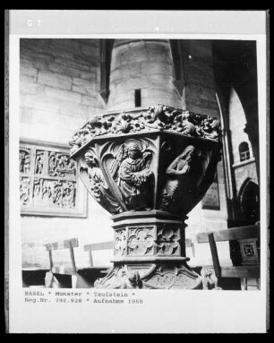 Taufstein-Relief: Engel