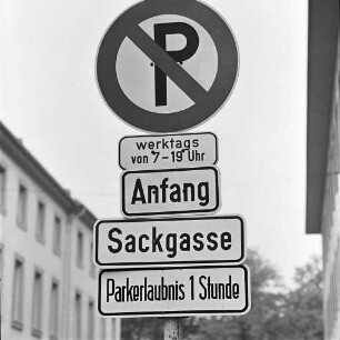 Verkehrsbeschilderung für eingeschränkte Parkerlaubnis.